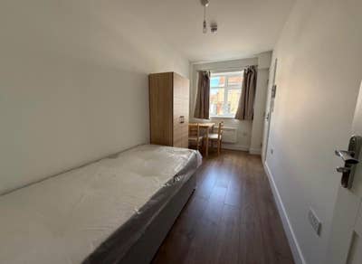 New Single En Suite Room/Bills inc/No Deposit Main Photo