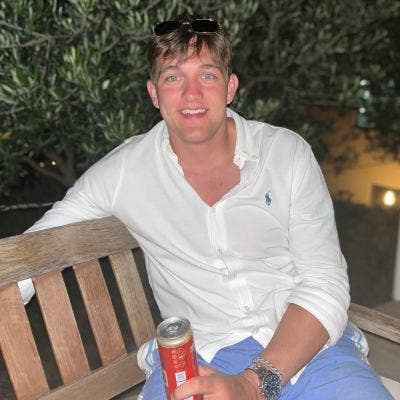 Professional Male seeks a single or double room Main Photo