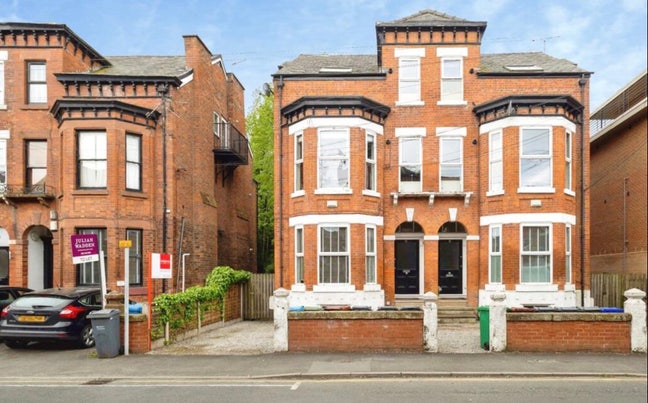 Bright 2 Bed Flat | Located just off Burton Road Main Photo