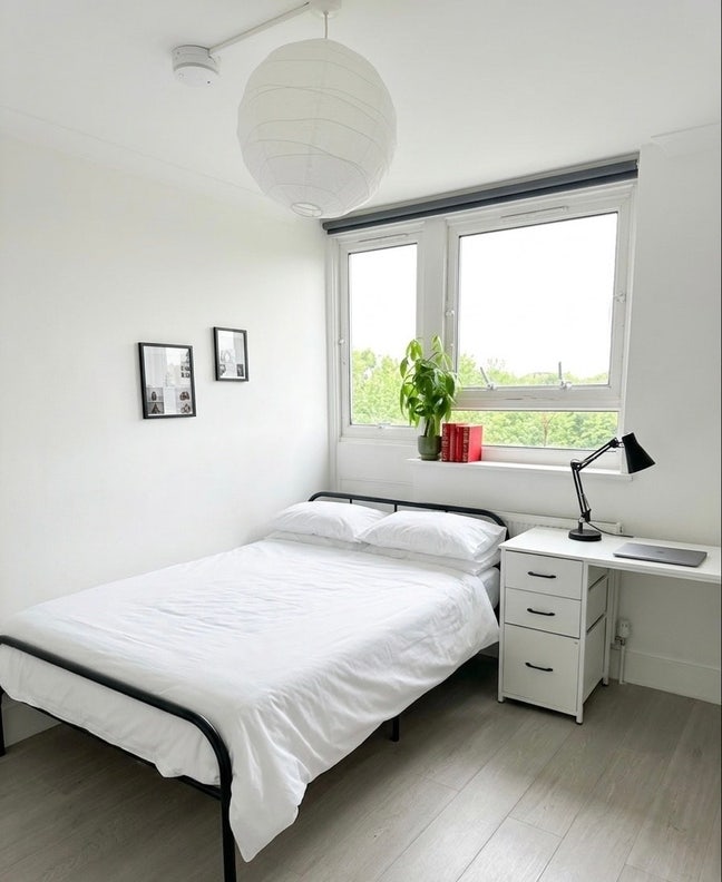 Bright New Room! Huge Wardrobe + 5 Mins from Stat Main Photo