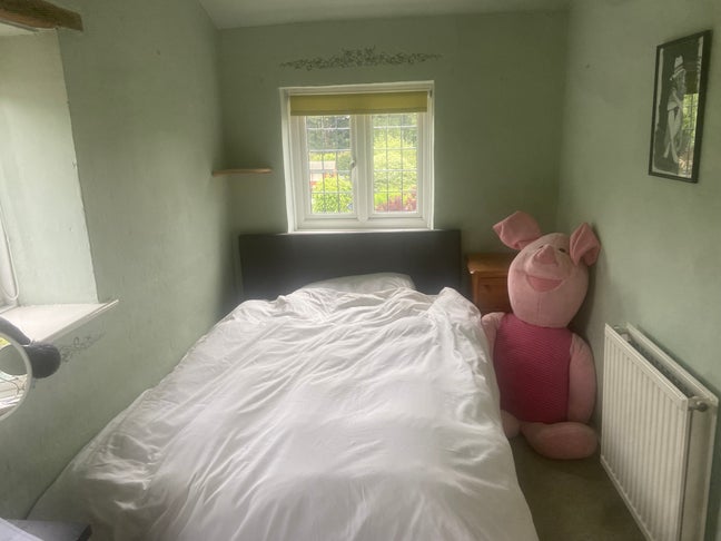 Room to rent in Cottage with parking  Main Photo