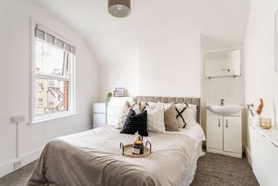 ✨Bright, private, quiet double - all bills incld.✨ Main Photo