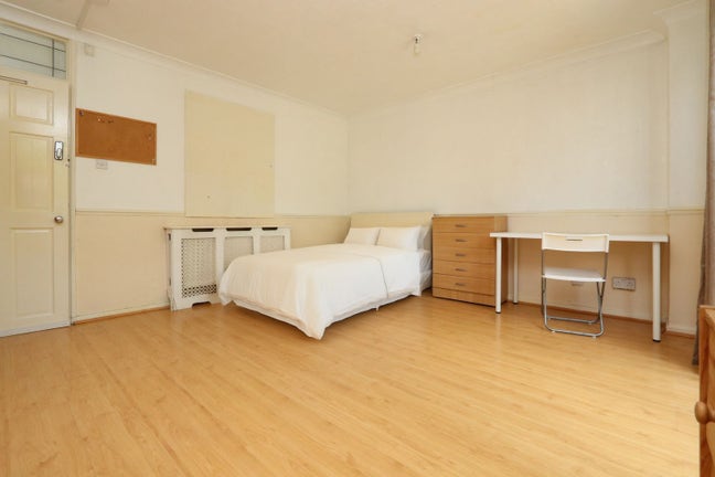 Don't Miss This Super Spacious Room in Stratford ! Main Photo