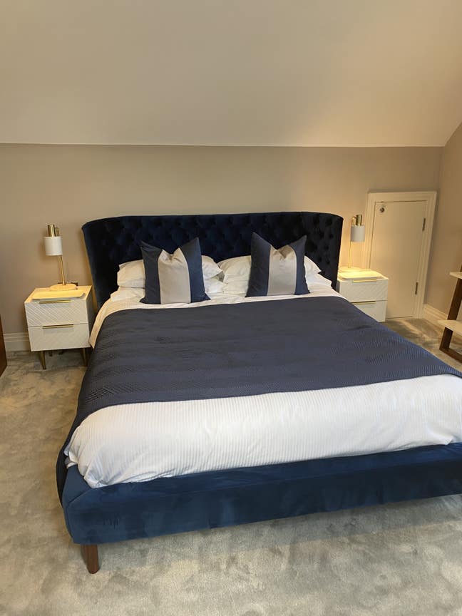Stylish double bedroom in Bookham with shower room Main Photo