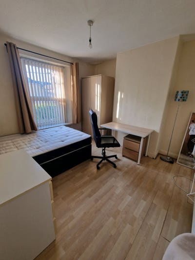 Cozy room in spacious house  Main Photo