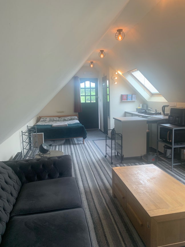 Stunning s/c large studio flat ALL Inc &pound;1100pcm Main Photo