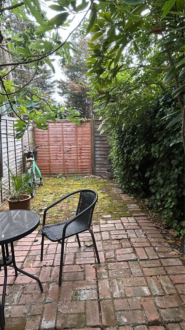 Private garden with a spacious studio in Wimbledon Main Photo