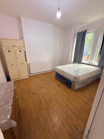 Large Double Room available 6 min walk Station Main Photo