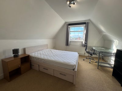 Double Room Garden Facing close to Kingston centre Main Photo