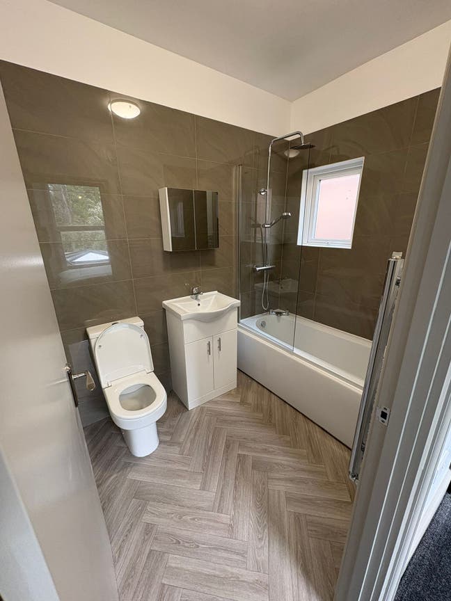 Clean modern rooms available in Edgbaston Main Photo