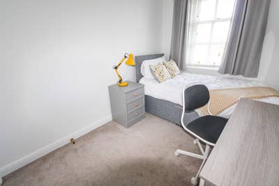  Double En Suite Bedroom - Parking - Moulsham Main Photo