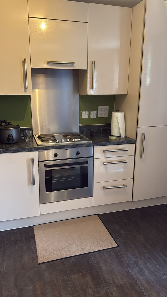 2 Bed flat for either 2 female sharing or a couple Main Photo