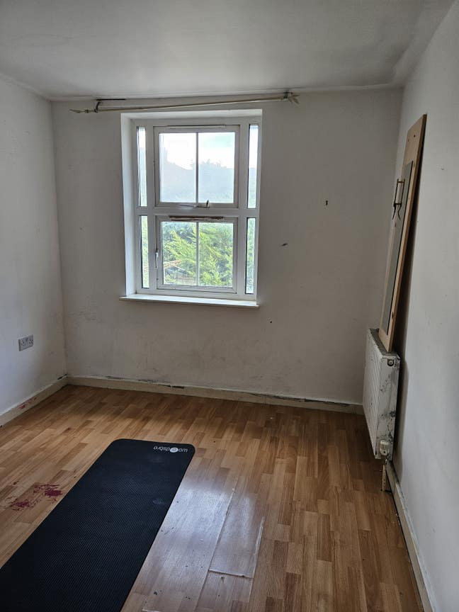 Spacious Double Room in family home Available  Main Photo