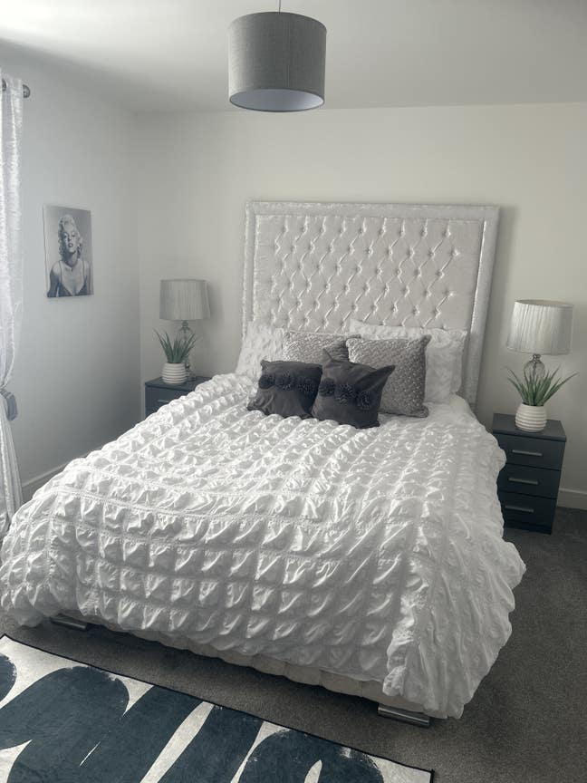 Large Double Room to rent in a calm friendly hom Main Photo