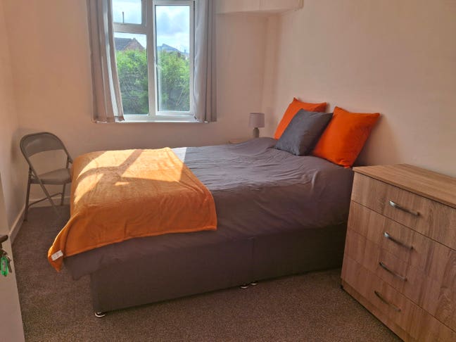 Stylish rooms in a great location! Bills included Main Photo