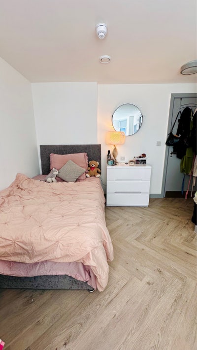 Stunning Ensuite Room - Bills Included Main Photo