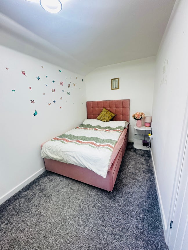 Double bedroom available with all bills incisive Main Photo