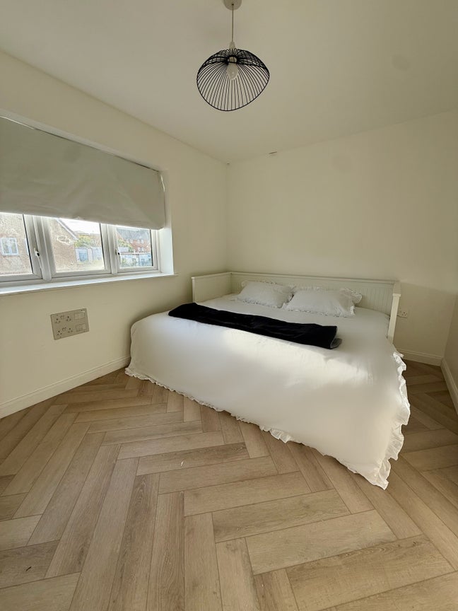 Large Modern Double Room | Bills Included | Grays Main Photo