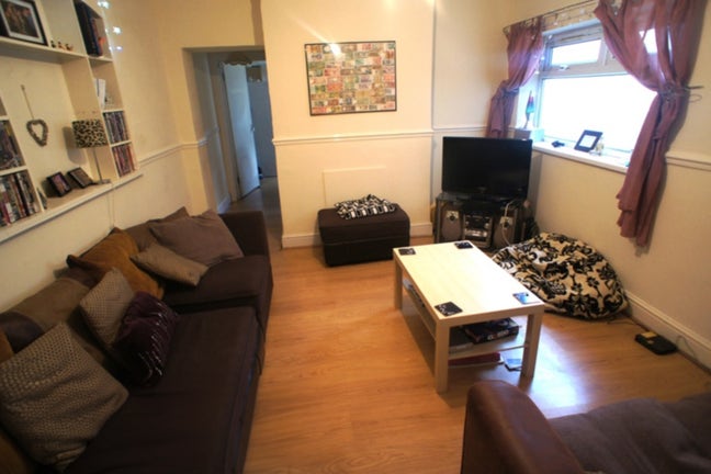 !Cardiff Uni Student House - Room Available! Main Photo