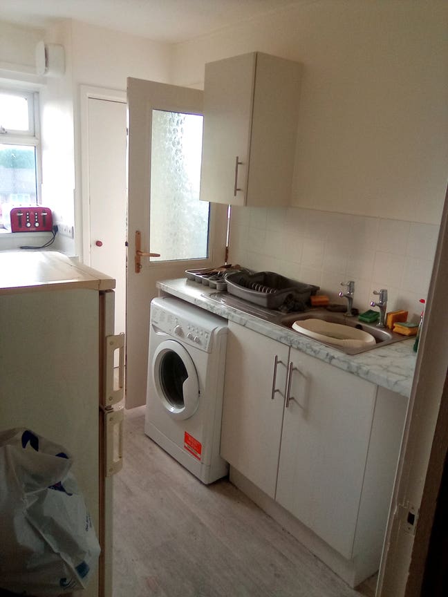 Single furnished room in flat  Main Photo