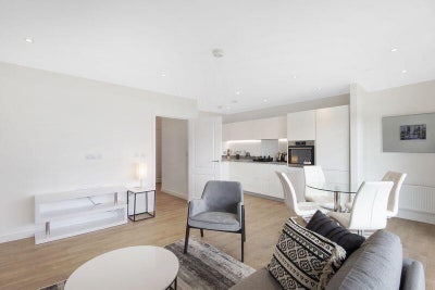 ZONE 2, 2BR+2Bathroom, 2 Minutes to DLR Main Photo