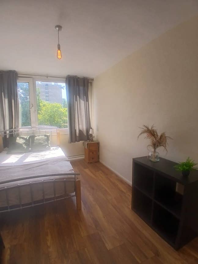 Double Room Available (86) Main Photo
