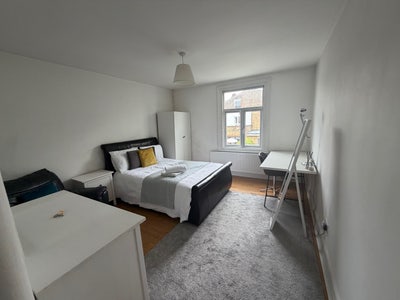 Beautiful bright garden view room 2mins from tube Main Photo