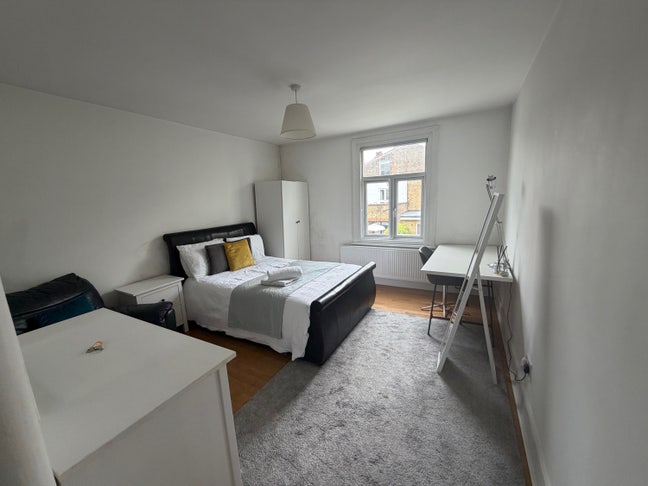 Beautiful bright garden view room 2mins from tube Main Photo