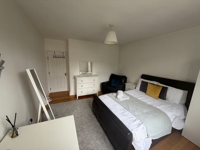*Huge bright garden view room 2mins tube* Now  Main Photo