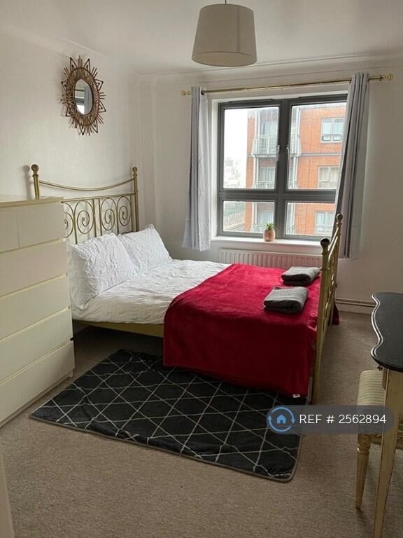 Bright double room available in Shepherd’s Bush.  Main Photo