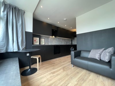 Stylish 2 dbl bed flat, walking distance to Morden Main Photo