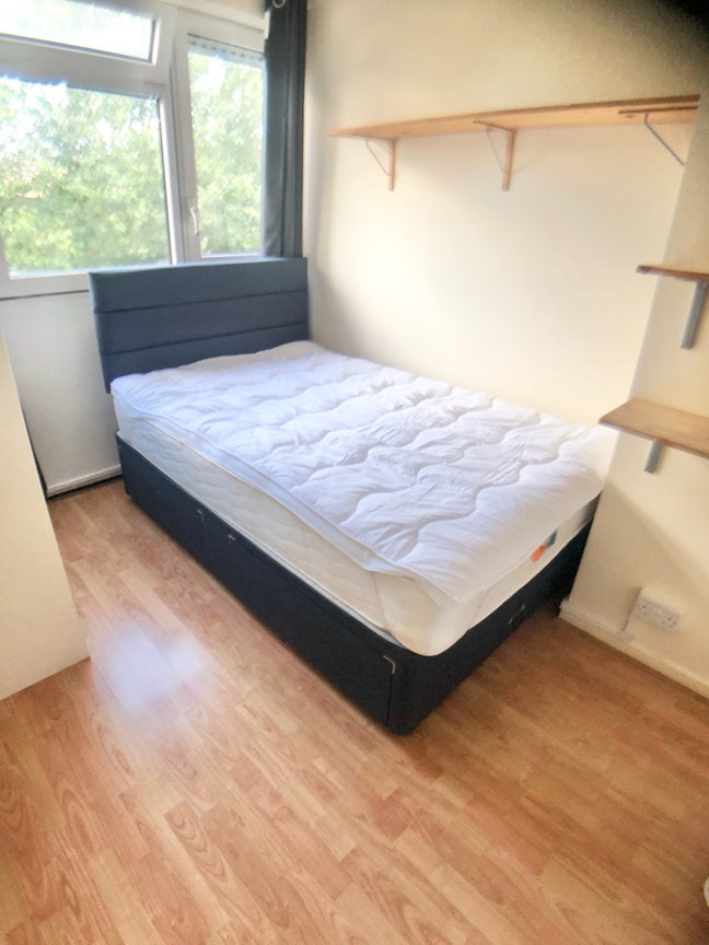 Double room available : Island Gardens Main Photo