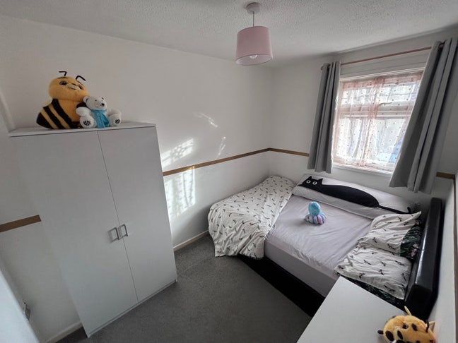 Large Double Bedroom - w Bills - w Parking Main Photo