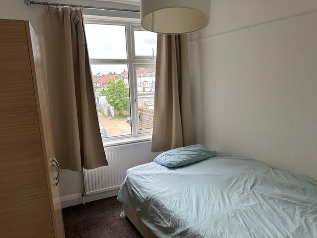 Bright sunny cosy room Main Photo