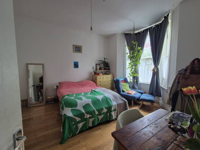 Large and bright double room off Well Street Main Photo