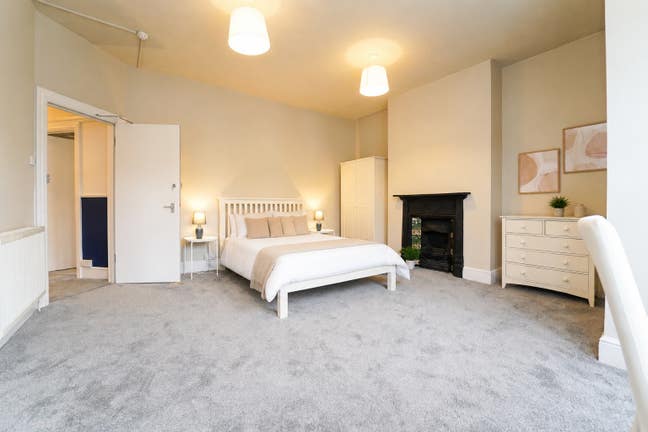 **Large En-Suite room in newly refurbished.House** Main Photo