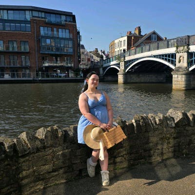 I am a professional female aged 24. I am look... Main Photo