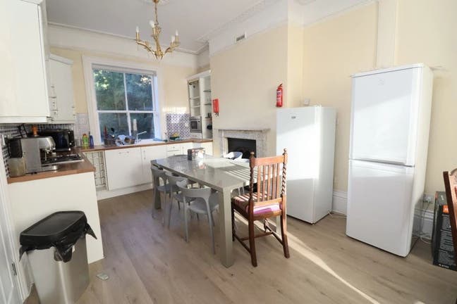 Modern Rooms Next to Bow Road Tube | E3 Main Photo