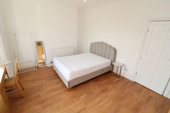 Double Room in Mile End by Central Line-Move ASAP Main Photo