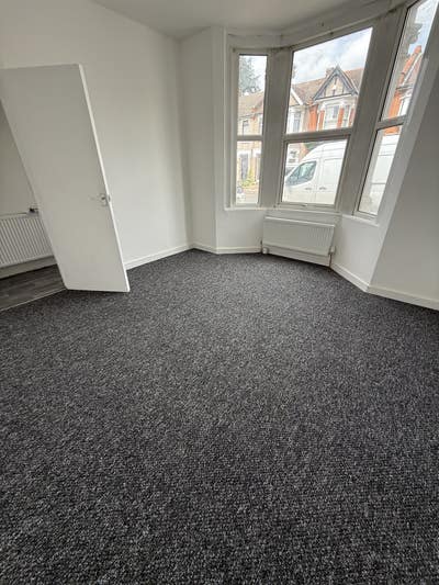 Double room to let SevenKings 3Min walk to station Main Photo