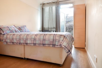 Large Double Bedroom with Garden Main Photo