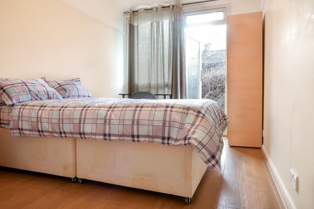 Large Double Bedroom with Garden Main Photo