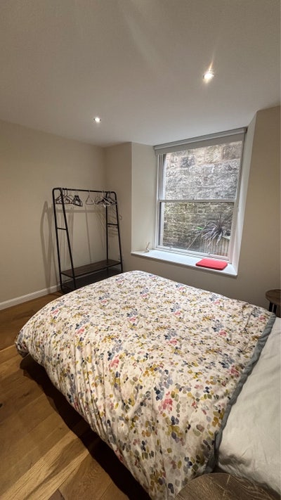 Ensuite room available in Abbeyhill basement flat Main Photo