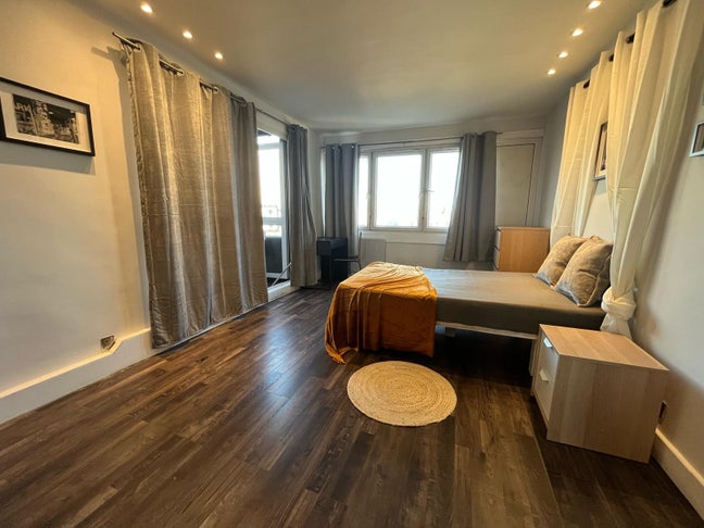 2 Beautiful Rooms in Canada Water - with balconies Main Photo