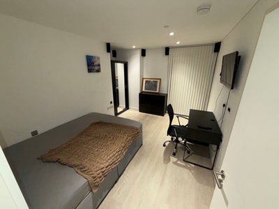 Large Double Room in Modern Flat w/ Concierge Main Photo