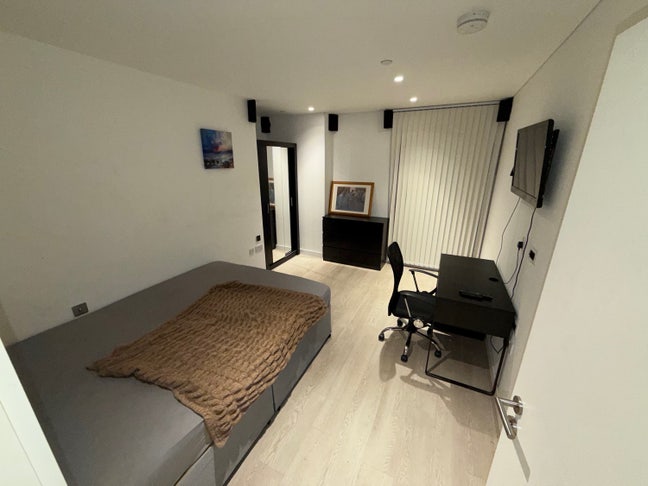 Large Double Room in Modern Flat w/ Concierge Main Photo