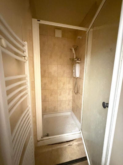 Large Double Rooms Available Main Photo