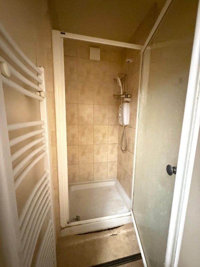 Large Double Rooms Available Main Photo