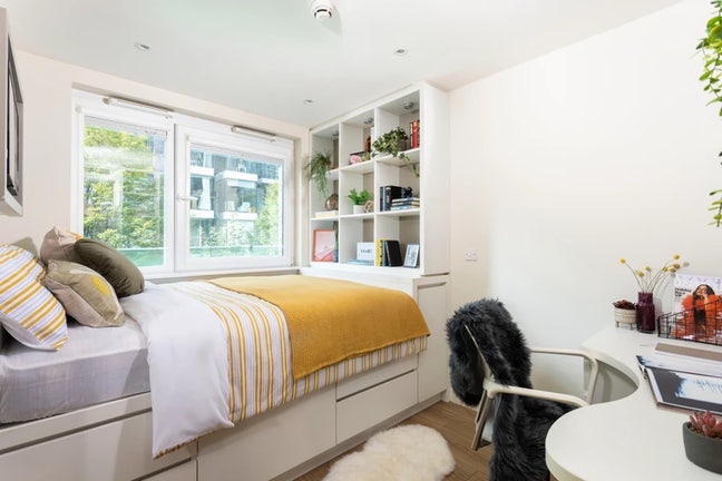 Modern 1-Bed En-Suite Flat with TV included Main Photo