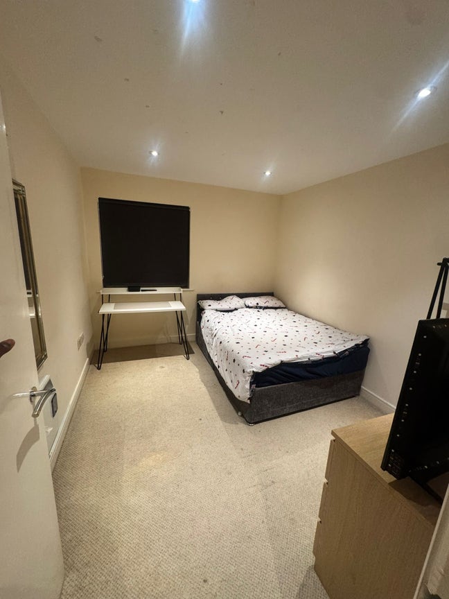 Spacious Furnished Double Room with Ensuite Main Photo